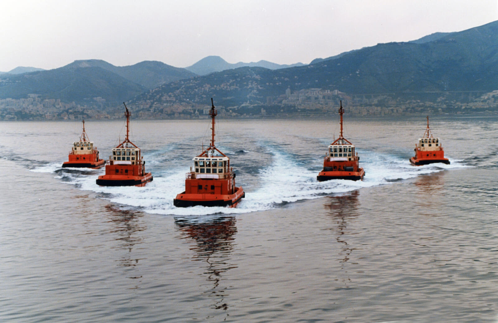 Gruppo di rimorchiatori con propulsione azimutale costruiti dal cantiere navale Ferrari a La Spezia.